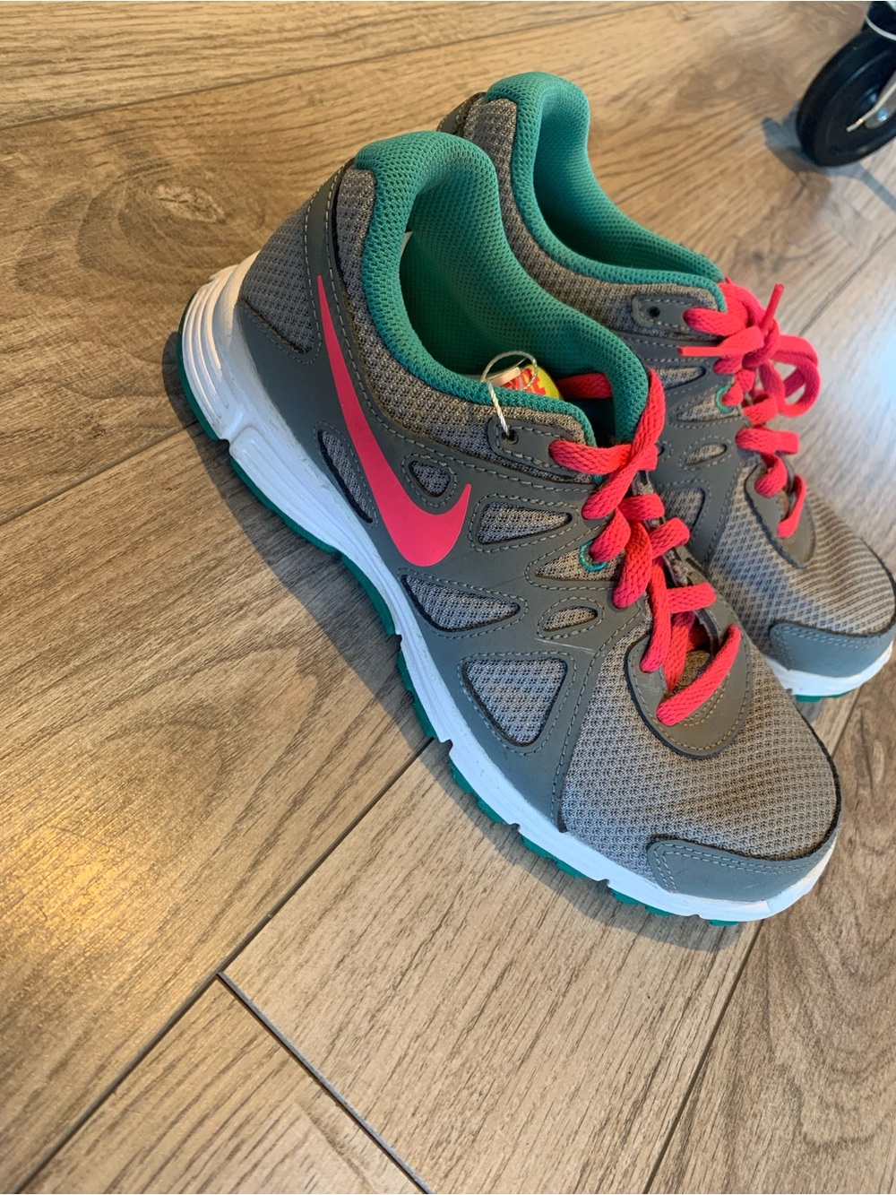 Nike Revolution 2 GS - Grey / Hyper Pink / Hyper Jade Size 4.5Y